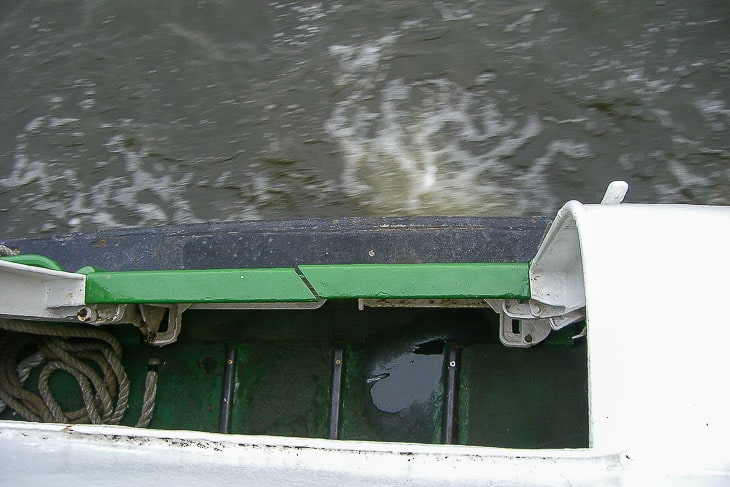 Die Zugangspforte im Heck eines HADAG-Typschiffs. Hier erkennt man gut die Führungsschienen, auf denen die Stegs aus dem Schiff herausgezogen wurden